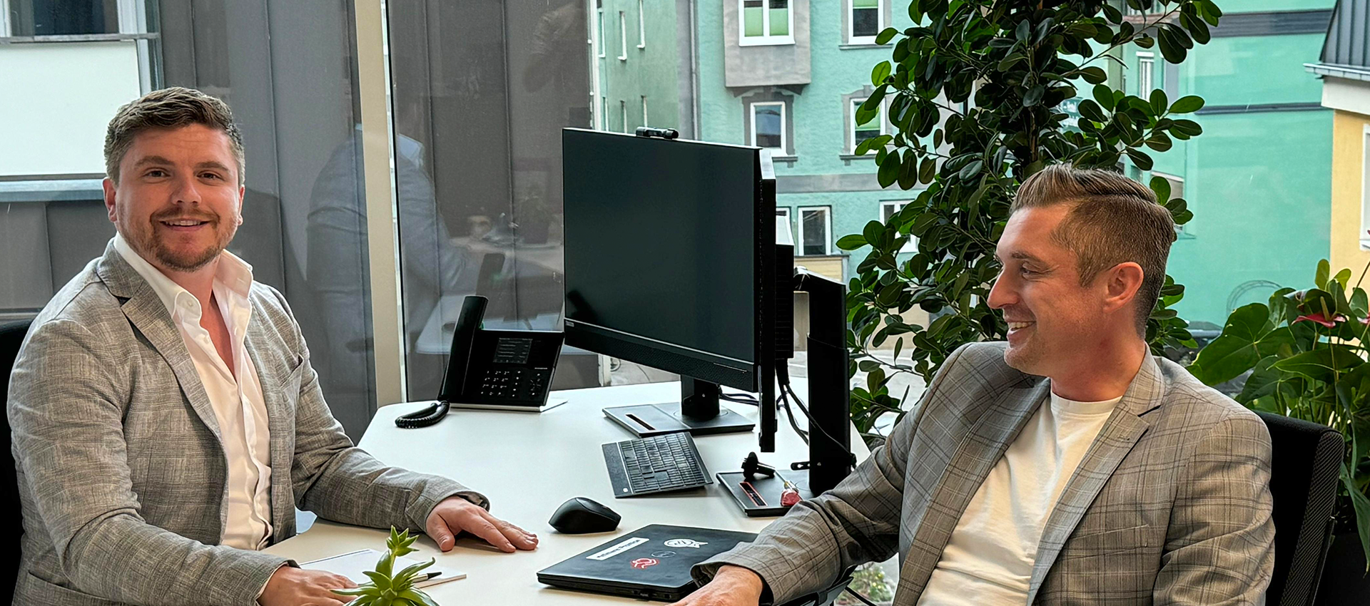 DenyMarin Lachend DenyMarin Lachend